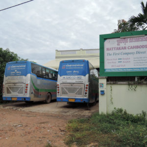 国際バスが2台停車中