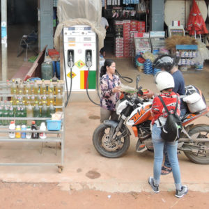 ガソリンは瓶に入れて販売されています