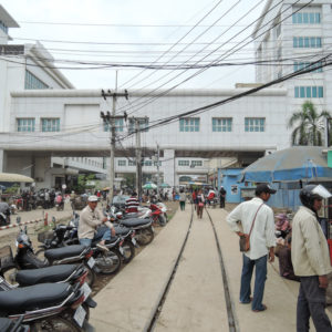 線路沿いにカジノホテルへ向かいす