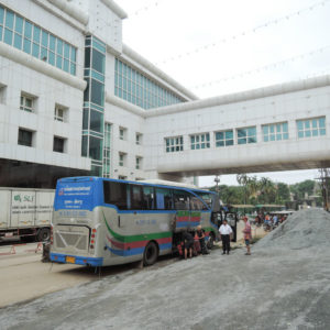カジノホテル前にバスが停車中