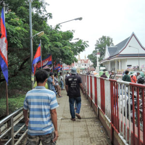 国境の橋を渡ります