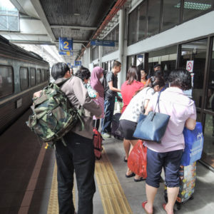 ホームで入国の列に並びます