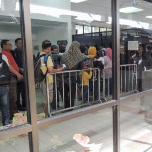 イミグレーション内を見ると列が