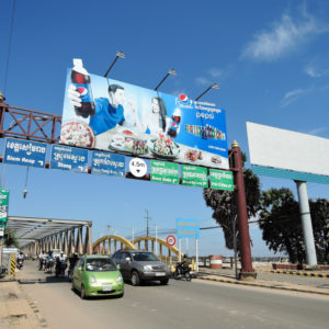 セン川に架かる国道の橋