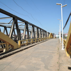 セン川に架かる国道の橋