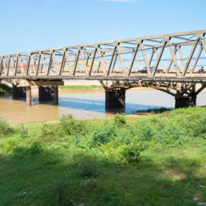 セン川に架かる国道の橋